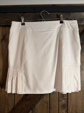 Women’s White Pleated Active Skort